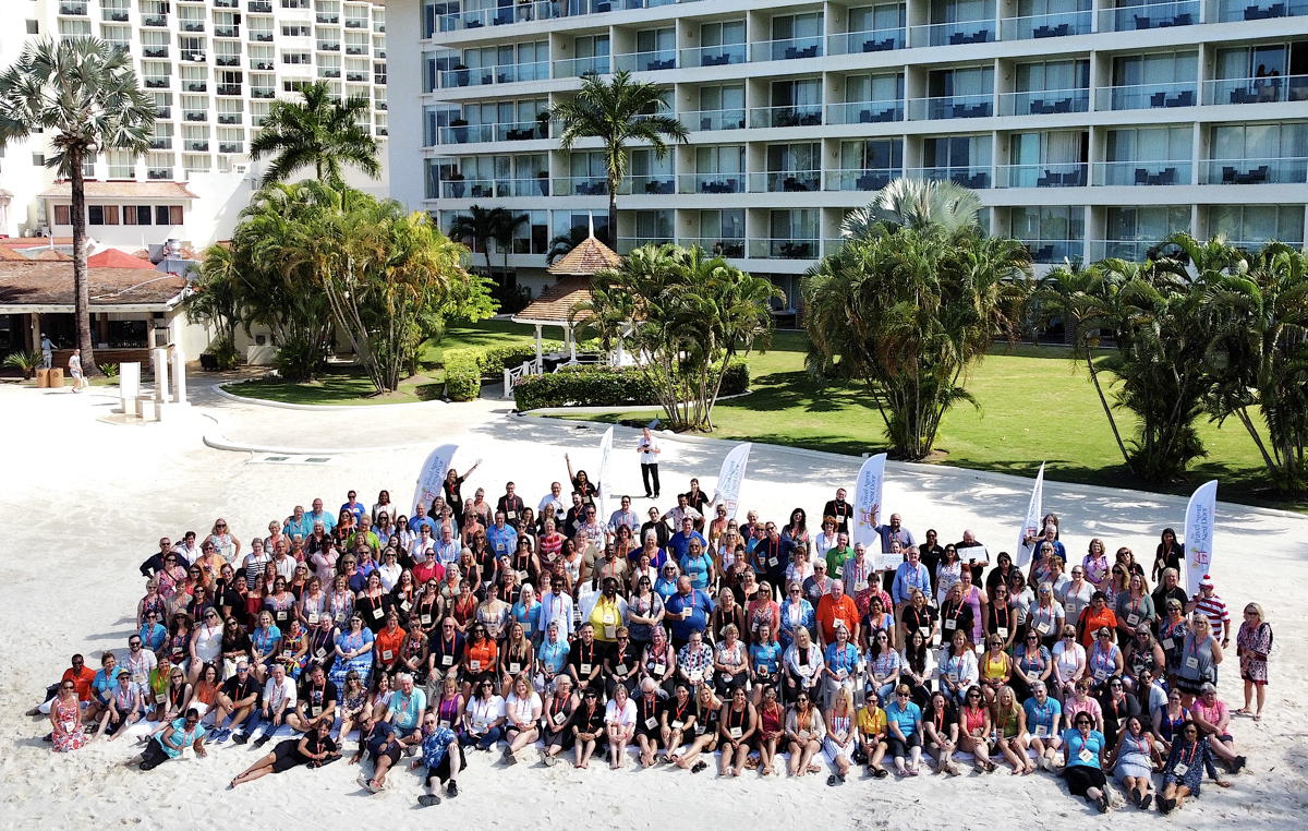 Agents gather on the.beach at TTAND's 2021 conference at Moon Palace Jamaica. (Photo: Dan Galbraith)